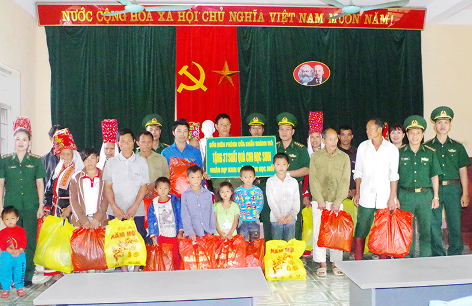 Nhân rộng Chương trình “Nâng bước em đến trường”